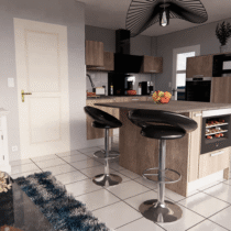 Cuisine en carrelage et meuble en bois